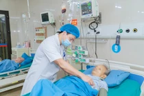 Vỡ khối u gan, người đàn ông 73 tuổi sốc mất máu nguy kịch