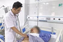 Tự xịt khí lạnh chữa bỏng, người đàn ông 37 tuổi không thể ăn uống