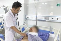 Tự xịt khí lạnh chữa bỏng, người đàn ông 37 tuổi không thể ăn uống