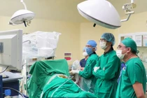 Tán sỏi san hô 5cm xâm lấn hết các đài thận