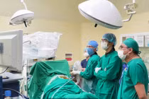 Tán sỏi san hô 5cm xâm lấn hết các đài thận