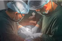 Thai phụ 28 tuần đau bụng buồn nôn do u nang buồng trứng xoắn hoại tử