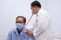 Tự mua thuốc trị ho khi thời tiết thay đổi, nhiều người viêm phổi nguy kịch