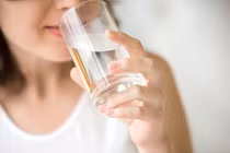Bác sĩ mách thời điểm uống nước tốt cho gan, thận