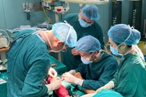 Đắp lá chữa bỏng, suýt phải cắt cụt chân vì hoại tử lan rộng, tận xương