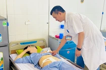 Tắc ruột hoại tử do thụt tháo đại tràng bằng chanh muối