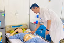 Tắc ruột hoại tử do thụt tháo đại tràng bằng chanh muối