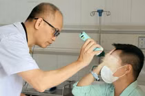 Quý ông 45 tuổi mù mắt vì tiêm filler thế hệ mới xóa nhăn 