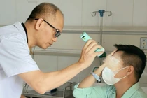 Quý ông 45 tuổi mù mắt vì tiêm filler thế hệ mới xóa nhăn 