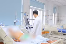 Vết xước nhỏ do sửa chữa đồ dùng khiến cụ ông bị uốn ván nguy kịch 