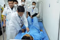 Sau lũ lụt, người đàn ông suýt mất mạng vì vi khuẩn trong bùn đất