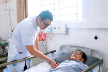 Tự mua thuốc uống 2 người sốc phản vệ nguy kịch