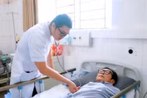 Tự mua thuốc uống 2 người sốc phản vệ nguy kịch