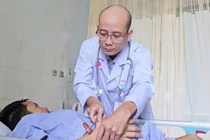 Cứu người đàn ông gù vẹo cột sống 30 năm, liệt tứ chi rò động tĩnh mạch hiếm