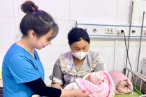 2 tuần cứu em bé mới chào đời đã hôn mê, ngừng tim