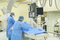 Nút mạch giữ lại tử cung do nhân xơ khủng cho người phụ nữ 47 tuổi