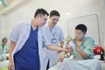 Nối 4 ngón tay đứt cho chàng trai 24 tuổi