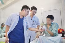 Nối 4 ngón tay đứt cho chàng trai 24 tuổi