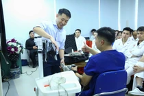 Robot Luna EMG phục hồi chức năng cho người bệnh liệt nặng