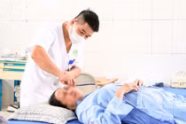 Nhiều người liệt mặt khi thời tiết chuyển lạnh