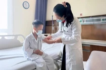 Rách đầu ngón tay do bóc keo 502, trẻ 8 tuổi bị viêm mô tế bào