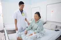 Đặt lưới nhân tạo đưa trực tràng sa từ hậu môn vào ổ bụng