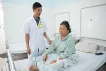 Đặt lưới nhân tạo đưa trực tràng sa từ hậu môn vào ổ bụng