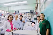 Đưa người bệnh ngừng tim trên bàn mổ 3 lần trở về cuộc sống