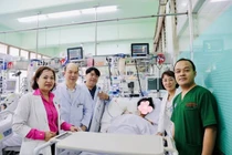 Đưa người bệnh ngừng tim trên bàn mổ 3 lần trở về cuộc sống