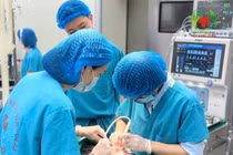 Bé 9 tuổi mắc hội chứng di truyền hiếm gặp gây teo não