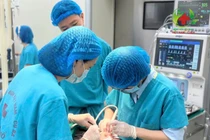 Bé 9 tuổi mắc hội chứng di truyền hiếm gặp gây teo não