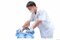 Sau hơn 1 ngày đau vùng bẹn mới tới viện, bé trai 13 tuổi phải cắt tinh hoàn