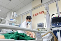 Liệt tứ chi, suy hô hấp... sau tiêm đau mỏi cổ vai gáy