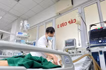 Liệt tứ chi, suy hô hấp... sau tiêm đau mỏi cổ vai gáy