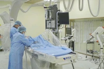 Đang ngồi người đàn ông ho ra cả chén máu vì vỡ mạch máu phế quản