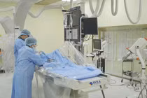 Đang ngồi người đàn ông ho ra cả chén máu vì vỡ mạch máu phế quản