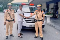 Sức khỏe của bé gái ngừng tim được công an mở đường cấp cứu