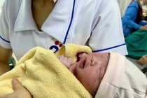 Nỗ lực đối diện bão dữ đảm bảo an toàn cho em bé chào đời