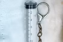 Đang chơi đùa trẻ 6 tuổi vô tình nuốt móc khóa vào bụng