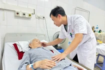 Nôn ra máu cụ bà 91 tuổi nguy kịch vì loét dạ dày