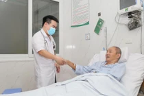 Ngã gục sau khi chơi tennis, người đàn ông 54 tuổi ngừng tim phải chạy ECMO