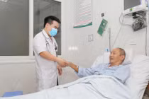 Ngã gục sau khi chơi tennis, người đàn ông 54 tuổi ngừng tim phải chạy ECMO