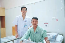 Nội soi lồng ngực một lỗ cắt kén khí phổi khổng lồ