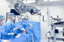 Mổ 'soi gương' cho bé gái bị viêm ruột thừa có nội tạng đảo ngược