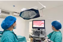 Trẻ 16 tuổi thiểu năng trí tuệ bị xoắn buồng trứng nguy kịch