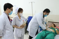 Ăn cháo cá, người phụ nữ bị xương đâm thủng ruột non, nhiễm trùng ổ bụng