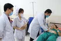 Ăn cháo cá, người phụ nữ bị xương đâm thủng ruột non, nhiễm trùng ổ bụng