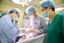 Cứu sống người đàn ông 74 tuổi với khối u phổi khổng lồ chèn ép tim