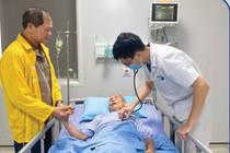 Cứu sống cụ ông U100 bên bờ sinh tử trở về cuộc sống