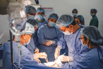 Ba tháng giành giật sự sống cho người bệnh thủng dạ dày, ngưng tim, ngưng thở